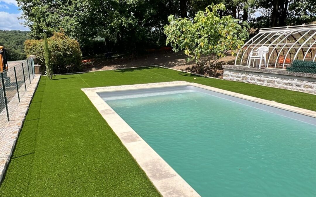 Plage piscine synthetique